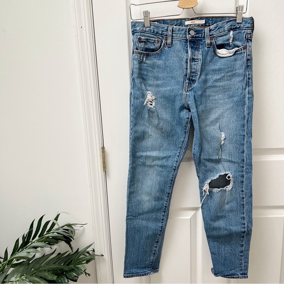 Levis Wedgie Fit Jeans in Medium Wash - Picture 1 of 5